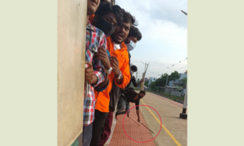 மின்சார ரெயிலில் தொங்கிக்கொண்டு பட்டாக்கத்தியை நடைமேடையில் உரசியபடி சென்னை கல்லூரி மாணவர்கள் அட்டகாசம்