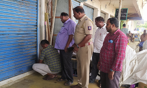 தடைசெய்யப்பட்ட புகையிலை பொருட்கள் விற்ற பிஸ்கட் கடைக்கு சீல்