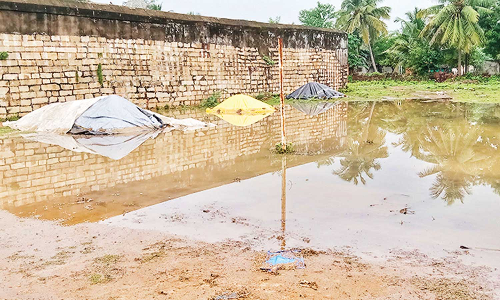 தொடர் மழையால் கொள்முதல் நிலையங்களில் தேங்கிய தண்ணீர்
