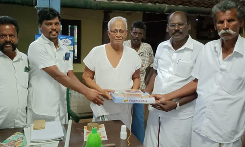 சாலையை அகலப்படுத்த நிலம் வழங்கிய விவசாயிகளுக்கு எம்.எல்.ஏ. பாராட்டு