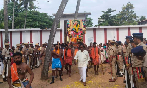 நவராத்திரி விழாவிற்கு சென்ற சாமி சிலைகள் குழித்துறை மகாதேவர் கோவிலில் இருந்து புறப்பட்டது