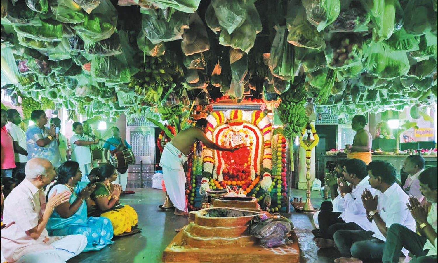 திருவேற்காடு தேவி கருமாரியம்மன் கோவிலில் 5 டன் காய்கறி, பழங்களால் நிறைமணி காட்சி திருவேற்காடு தேவி கருமாரியம்மன் கோவிலில் 5 டன் காய்கறி, பழங்களால் நிறைமணி காட்சி