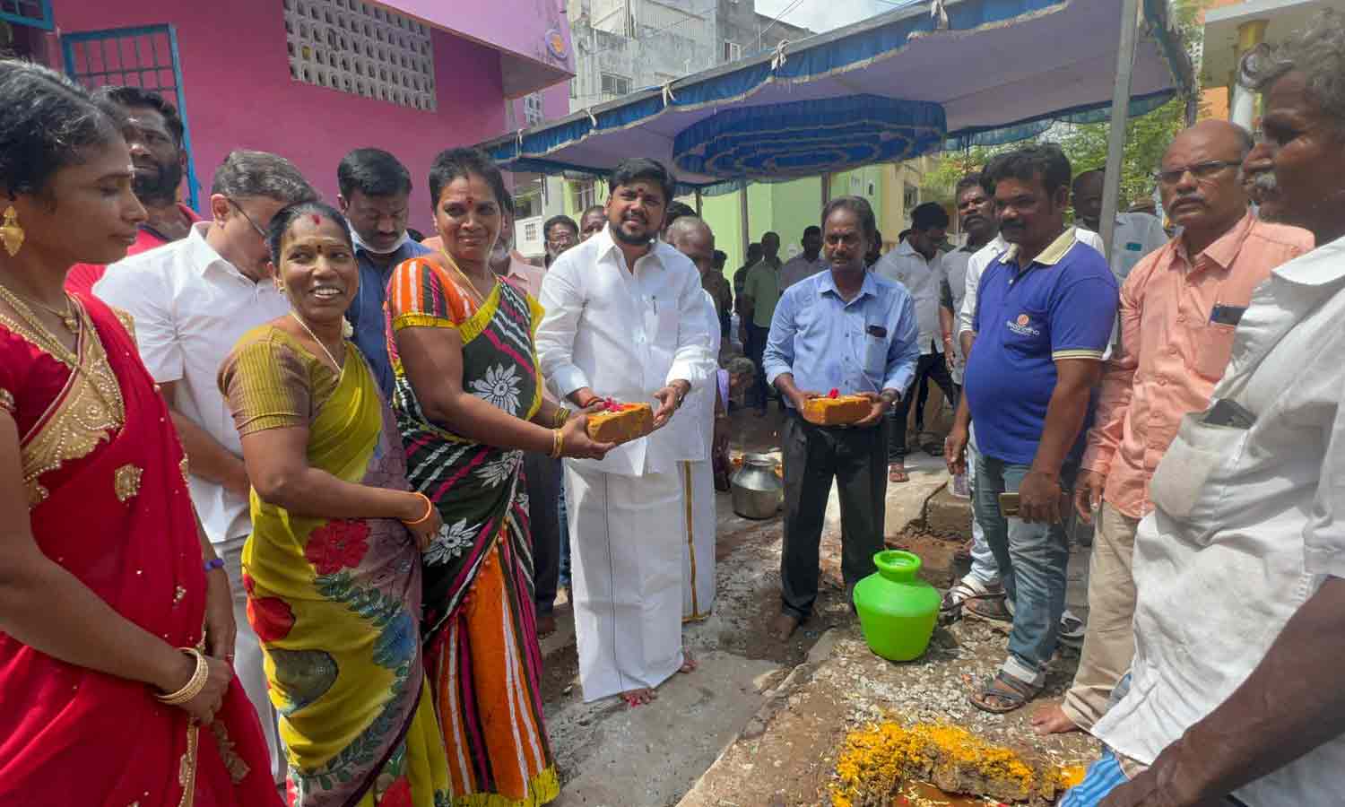 கழிவு நீர் வாய்க்கால் அமைக்கும் பணி