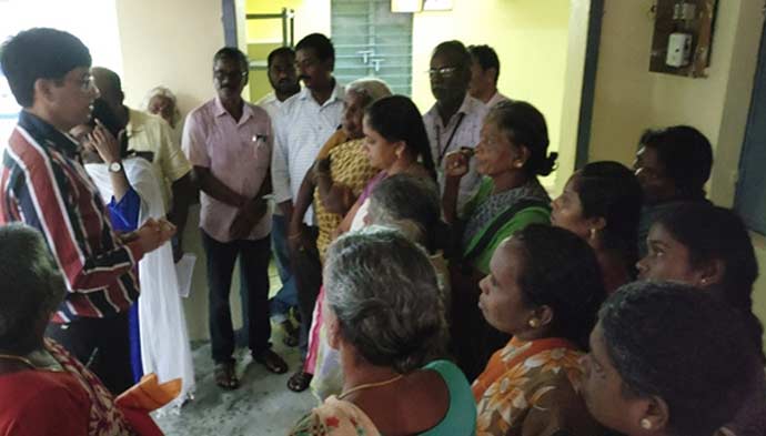 பெரியபாளையம் அருகே ரேஷன் கடையில் ராதாகிருஷ்ணன் ஆய்வு