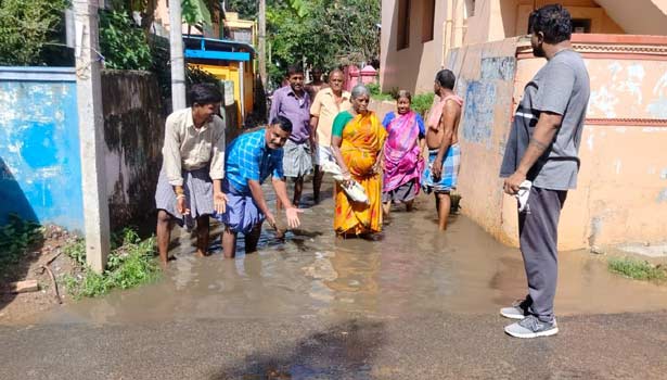 பாதாள சாக்கடை திட்டப்பணியால் வீடுகளை சூழ்ந்து நிற்கும் மழைநீர்- பொதுமக்கள் அவதி