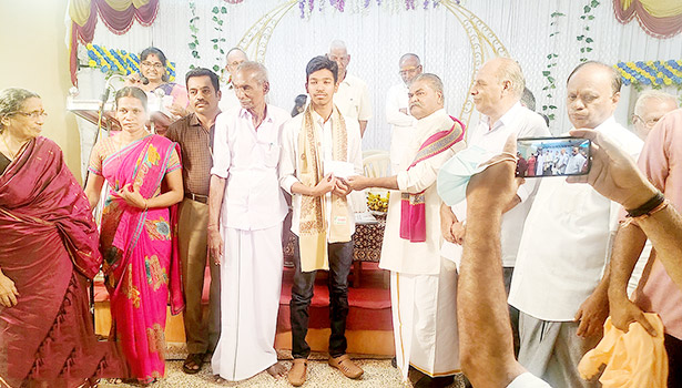 பொதுத்தேர்வில் சிறப்பிடம் பிடித்த மாணவர்களுக்கு பரிசு பொதுத்தேர்வில் சிறப்பிடம் பிடித்த மாணவர்களுக்கு பரிசு