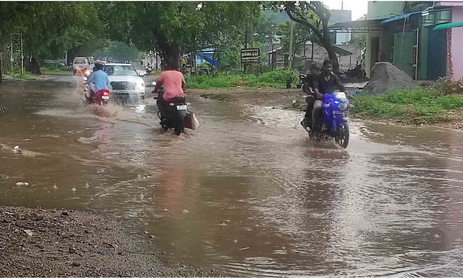 தருமபுரி, கிருஷ்ணகிரியில்  கொட்டி தீர்த்த கன மழையால் இயல்பு வாழ்க்கை பாதிப்பு