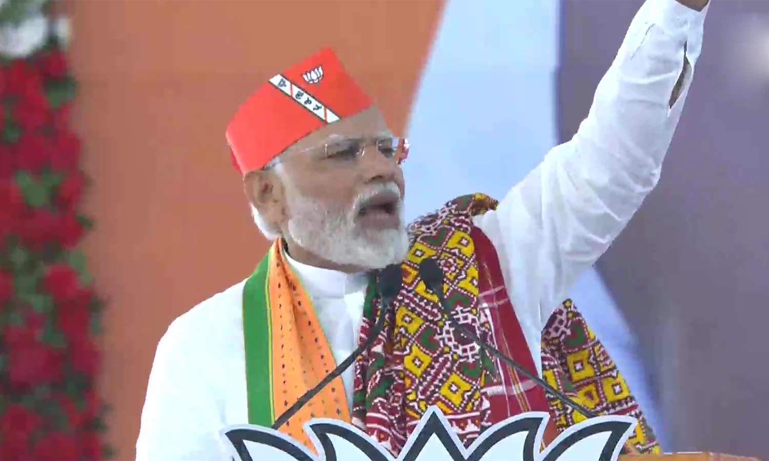 குஜராத் இளைஞர்களின் வாழ்க்கையை அழிக்க நகர்ப்புற நக்சல்கள் முயற்சி- பிரதமர் மோடி கடும் தாக்கு