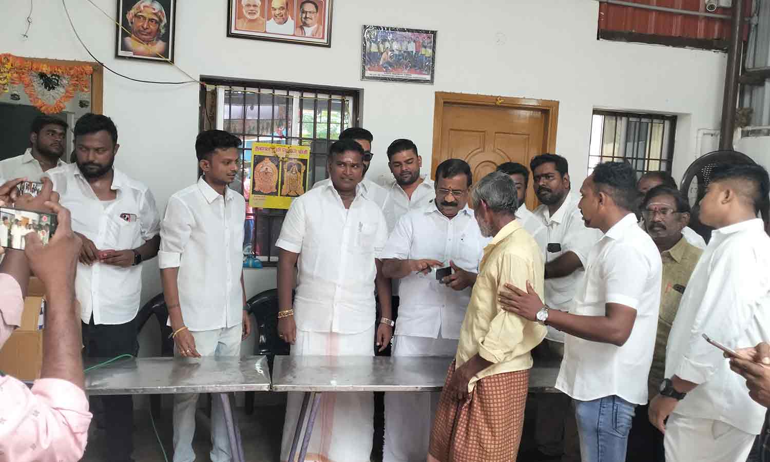 300 பயனாளிகளுக்கு மூக்கு கண்ணாடிகள்