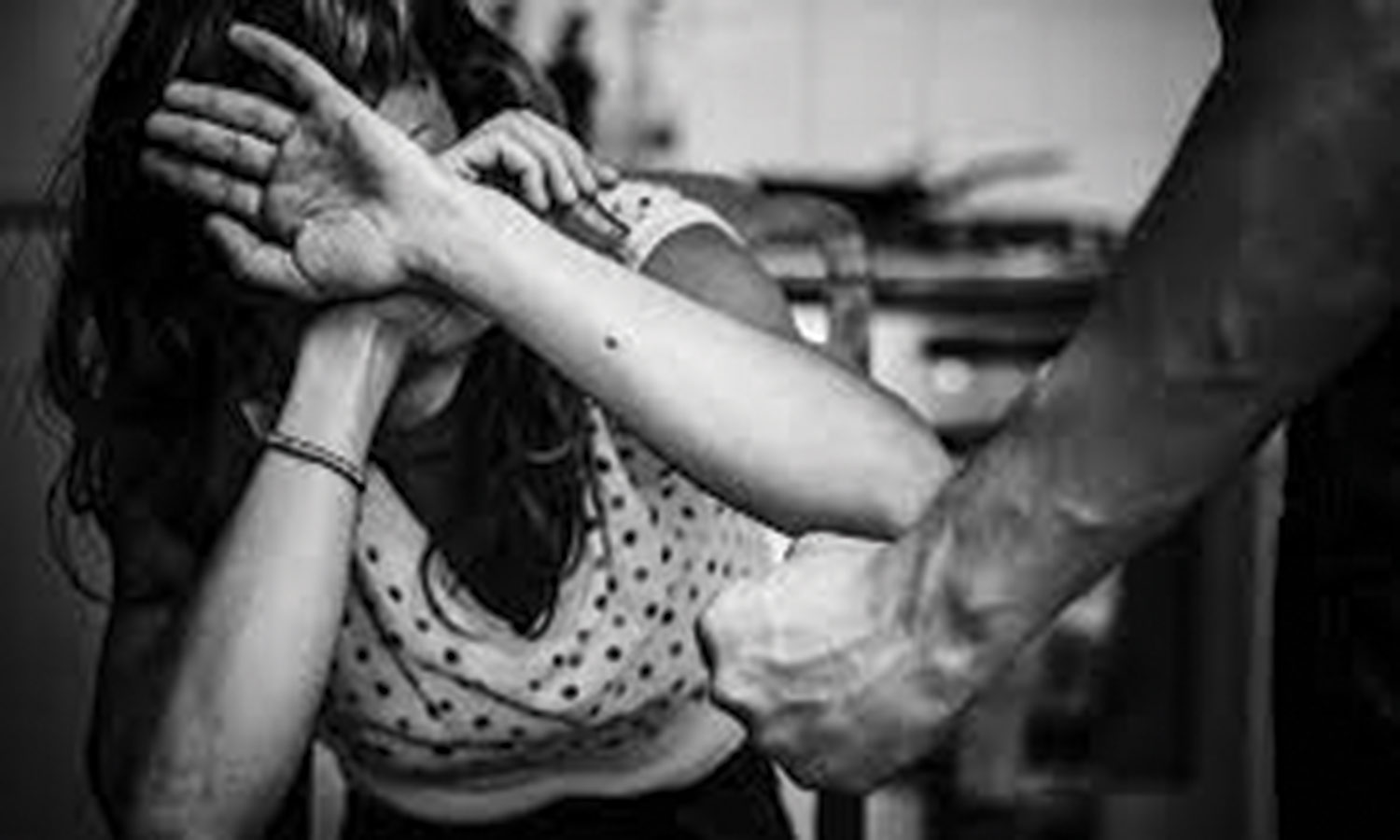 மாணவியை காதலிக்க வற்புறுத்தி கையை கண்ணாடியில் குத்திய வாலிபர்