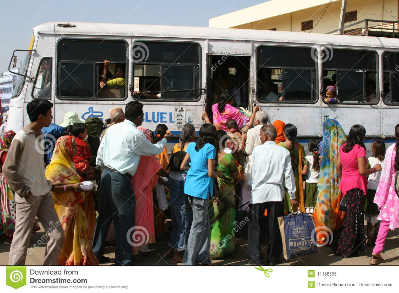 ஊட்டி பஸ் நிலையத்தில் திரண்ட சுற்றுலா பயணிகள் ஊட்டி பஸ் நிலையத்தில் திரண்ட சுற்றுலா பயணிகள்