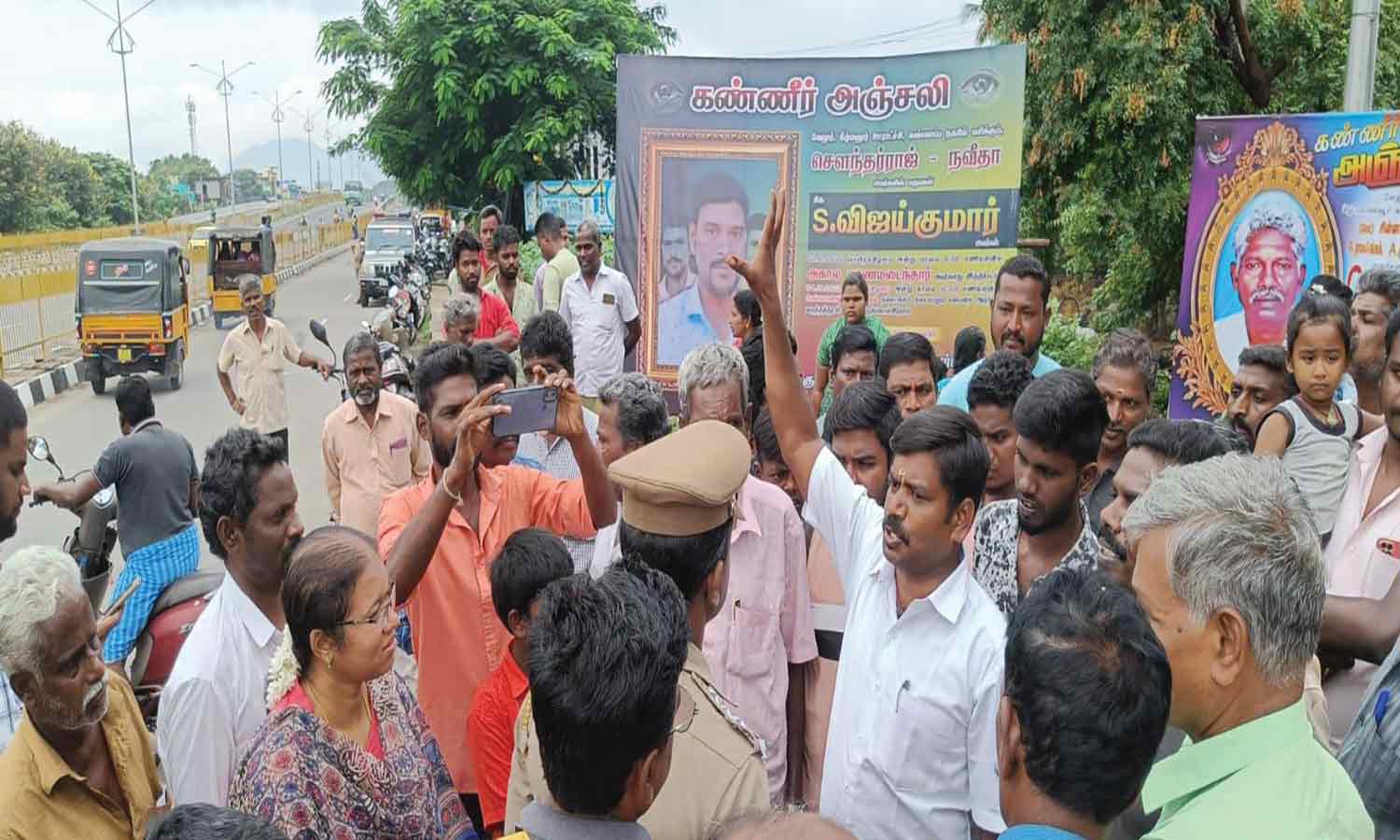 பஸ் வசதி கேட்டு பொதுமக்கள் திடீர் போராட்டம்