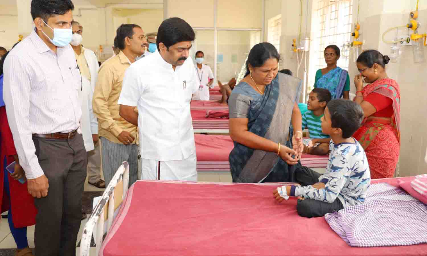 திருப்பூர் அரசு மருத்துவமனையில் சிகிச்சை பெற்று வந்த 6 மாணவர்கள் இன்று வீடு திரும்புகின்றனர் திருப்பூர் அரசு மருத்துவமனையில் சிகிச்சை பெற்று வந்த 6 மாணவர்கள் இன்று வீடு திரும்புகின்றனர்