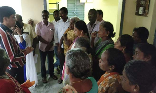 பெரியபாளையம் அருகே ரேஷன் கடையில் ராதாகிருஷ்ணன் ஆய்வு