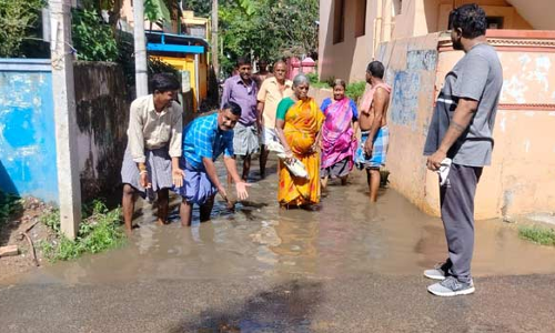 பாதாள சாக்கடை திட்டப்பணியால் வீடுகளை சூழ்ந்து நிற்கும் மழைநீர்- பொதுமக்கள் அவதி