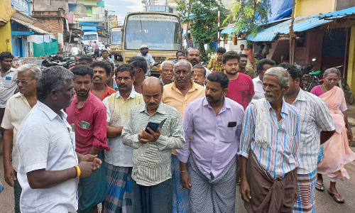 வீடுகளுக்குள் கழிவுநீர் புகுந்ததால் பொதுமக்கள் சாலை மறியல்