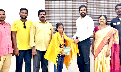 குண்டு எறிதல் போட்டியில் தங்கம் வென்ற மாணவிக்கு பாராட்டு