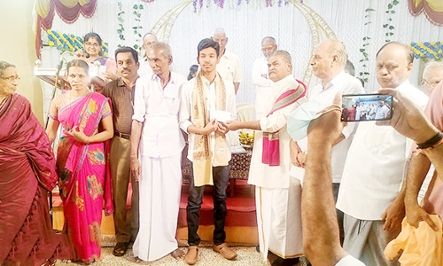 பொதுத்தேர்வில் சிறப்பிடம் பிடித்த மாணவர்களுக்கு பரிசு