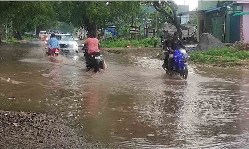 தருமபுரி, கிருஷ்ணகிரியில்  கொட்டி தீர்த்த கன மழையால் இயல்பு வாழ்க்கை பாதிப்பு