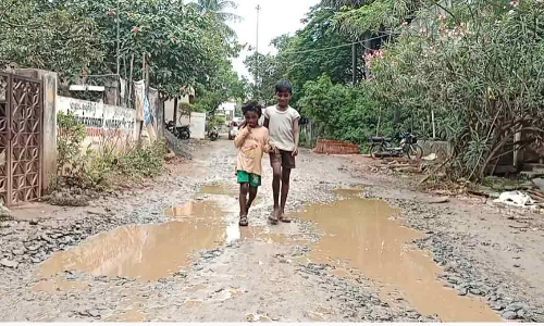 குண்டும் குழியுமான சாலை