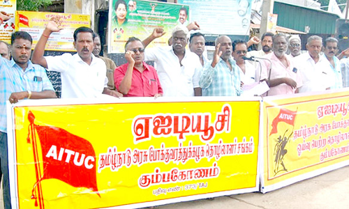 தஞ்சையில், போக்குவரத்து தொழிலாளர்கள் ஆர்ப்பாட்டம்