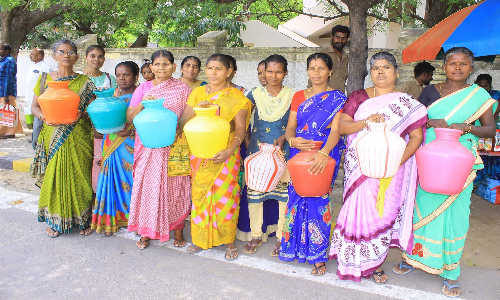 நெல்லை கலெக்டர் அலுவலகத்தில் சுத்தமான குடிநீர் வழங்க கோரி காலிகுடங்களுடன் திரண்ட பெண்கள்