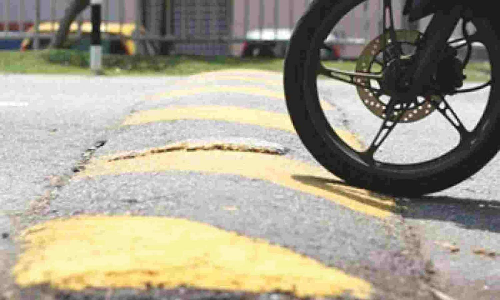 செங்கம் -போளூர் நெடுஞ்சாலையில் வேகத்தடைகளை அகற்ற வேண்டும்