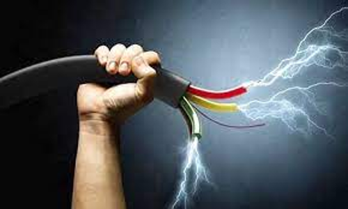 மின்சாரம் தாக்கி அக்கா - தம்பி படுகாயம்