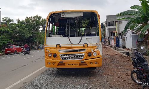 தனியார் கல்லூரி பஸ் மீது டிப்பர் லாரி மோதி விபத்து