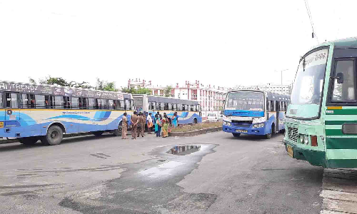 விபத்து ஏற்படுத்தி விட்டு நஷ்டஈடு வழங்காத 4 அரசு பஸ்கள் ஜப்தி - கோர்ட்டு நடவடிக்கை