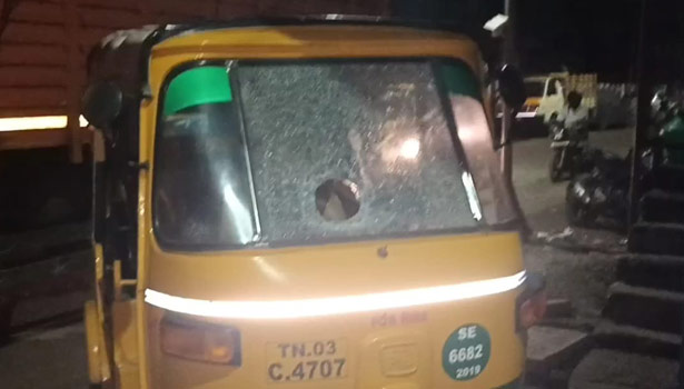 ஆலந்தூரில் 25 ரவுடிகள் திரண்டு பெட்ரோல் குண்டு வீச்சு- 3 பேருக்கு அரிவாள் வெட்டு ஆலந்தூரில் 25 ரவுடிகள் திரண்டு பெட்ரோல் குண்டு வீச்சு- 3 பேருக்கு அரிவாள் வெட்டு