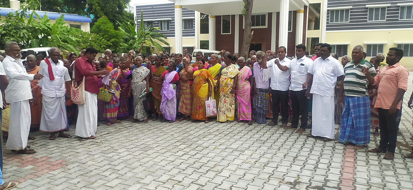 தினக்கூலி ரூ.300 வழங்க வலியுறுத்தி ஆர்ப்பாட்டம் தினக்கூலி ரூ.300 வழங்க வலியுறுத்தி ஆர்ப்பாட்டம்