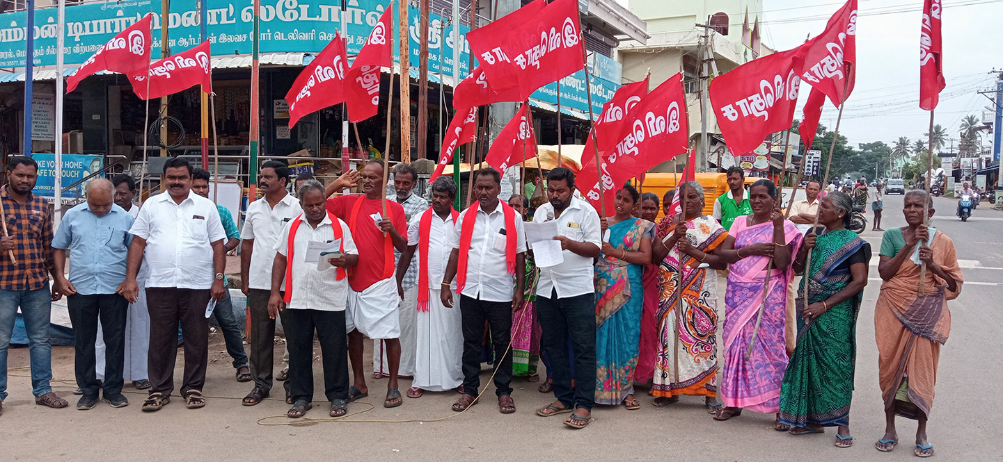 தினக்கூலி ரூ.300 வழங்க வலியுறுத்தி ஆர்ப்பாட்டம் தினக்கூலி ரூ.300 வழங்க வலியுறுத்தி ஆர்ப்பாட்டம்