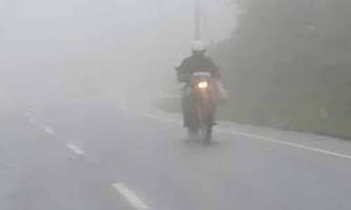 நீலகிரி மாவட்டத்தில் கடும் பனிமூட்டம்- வாகன ஓட்டிகள் அவதி