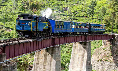 குன்னூர் அருகே தண்டவாளத்தில் மண் சரிவு- மலை ரெயில் சேவை தாமதம்