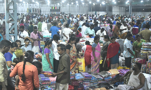 வெளிமாவட்ட வியாபாரிகள் வருகையால் ஈரோடு ஜவுளி சந்தையில் களை கட்டிய தீபாவளி விற்பனை