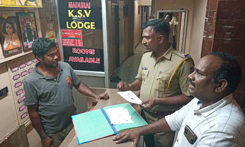 லாட்ஜூகளில்  போலீசார் அதிரடி சோதனை