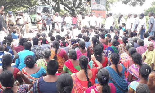 கூவத்தூர் அருகே சாலையை சீரமைக்கக் கோரி கிழக்கு கடற்கரை சாலையில் பெண்கள் மறியல்