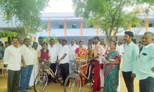 சிவகிரி சேனைத்தலைவர் பள்ளியில்  215 மாணவ-மாணவிகளுக்கு விலையில்லா சைக்கிள்கள்-  சதன் திருமலைக்குமார் எம்.எல்.ஏ. வழங்கினார்