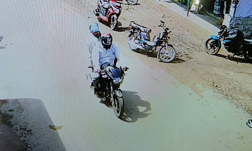 அரசு பெண் ஊழியரிடம்  5 பவுன்   சங்கிலி பறிப்பு