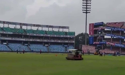 இந்தியா - தென் ஆப்பிரிக்கா மோதும் கடைசி ஒருநாள் போட்டி- டாஸ் போடுவதில் தாமதம்