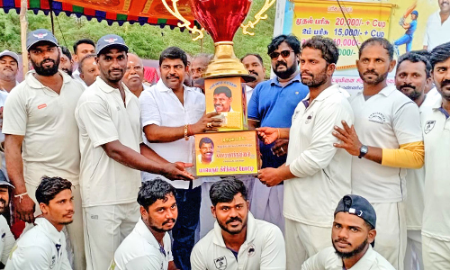 ஆறுமுகநேரியில் மாவட்ட கிரிக்கெட் போட்டி: காயல்பட்டினம் கொம்புத்துறை அணி முதலிடம் - கே.ஆர்.எம் ராதாகிருஷ்ணன் பரிசுகள் வழங்கினார்