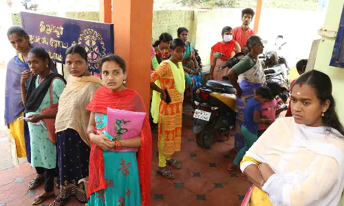 இருக்கை வசதி இல்லாமல் அவதிப்படும் கர்ப்பிணி பெண்கள் நீண்ட நேரமாக காத்திருக்கும் அவலம்