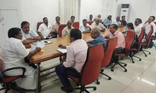 வாய்க்கால்களை போர்கால அடிப்படையில் தூர் வார வேண்டும் -  சிவா எம்.எல்.ஏ. வலியுறுத்தல்