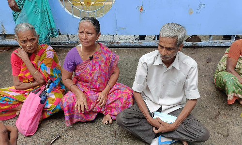 கணவருடன் தர்ணாவில் ஈடுபட்ட பெண்