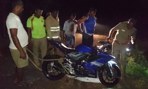 மேம்பாலத்துக்கு தோண்டிய குழியில் தவறி விழுந்த வாலிபர்