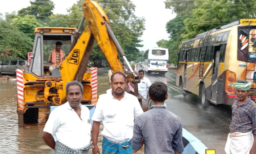 மழைநீர் தேங்கியதால் போக்குவரத்து பாதிப்பு