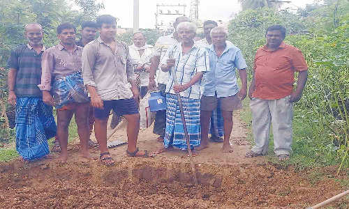 ஏரிக்கரையில் விவசாயிகள் பள்ளம் தோண்டியதால் பரபரப்பு