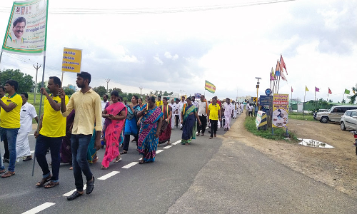 சின்னசேலத்தில்  4 வழி சாலையாக மாற்ற கோரி நடைபயணம்