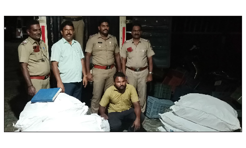 மினி வேனில் ரகசிய அறை அமைத்து   தக்காளி கூடைகள் நடுவே குட்கா பொருட்கள் கடத்தல்